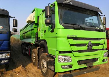 Πράσινο φορτηγό απορρίψεων χρώματος HOWO οπίσθιο βαρέων καθηκόντων 30 κυβική εύκολη λειτουργία μετρητών