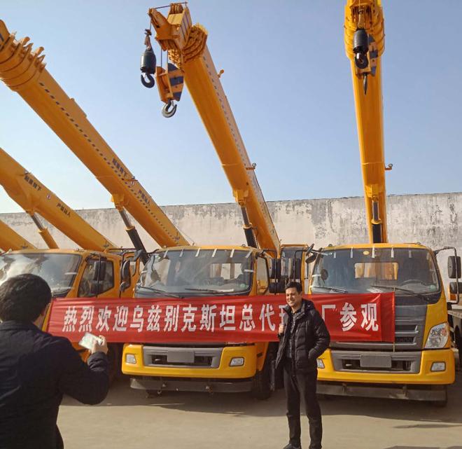 Το τοπ φορτηγό Sinotruk HOWO 6X4 10t εμπορικών σημάτων της Κίνας τοποθέτησε την τηλεσκοπική τιμή γερανών βραχιόνων γερανών 10ton